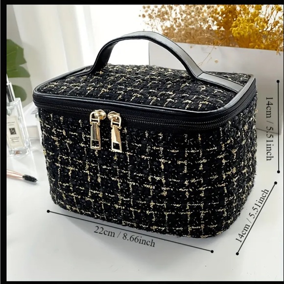 Tweed Cosmetic Storage Tote Bag
- Durable Travel Toiletry Organizer - Picture 2 of 12